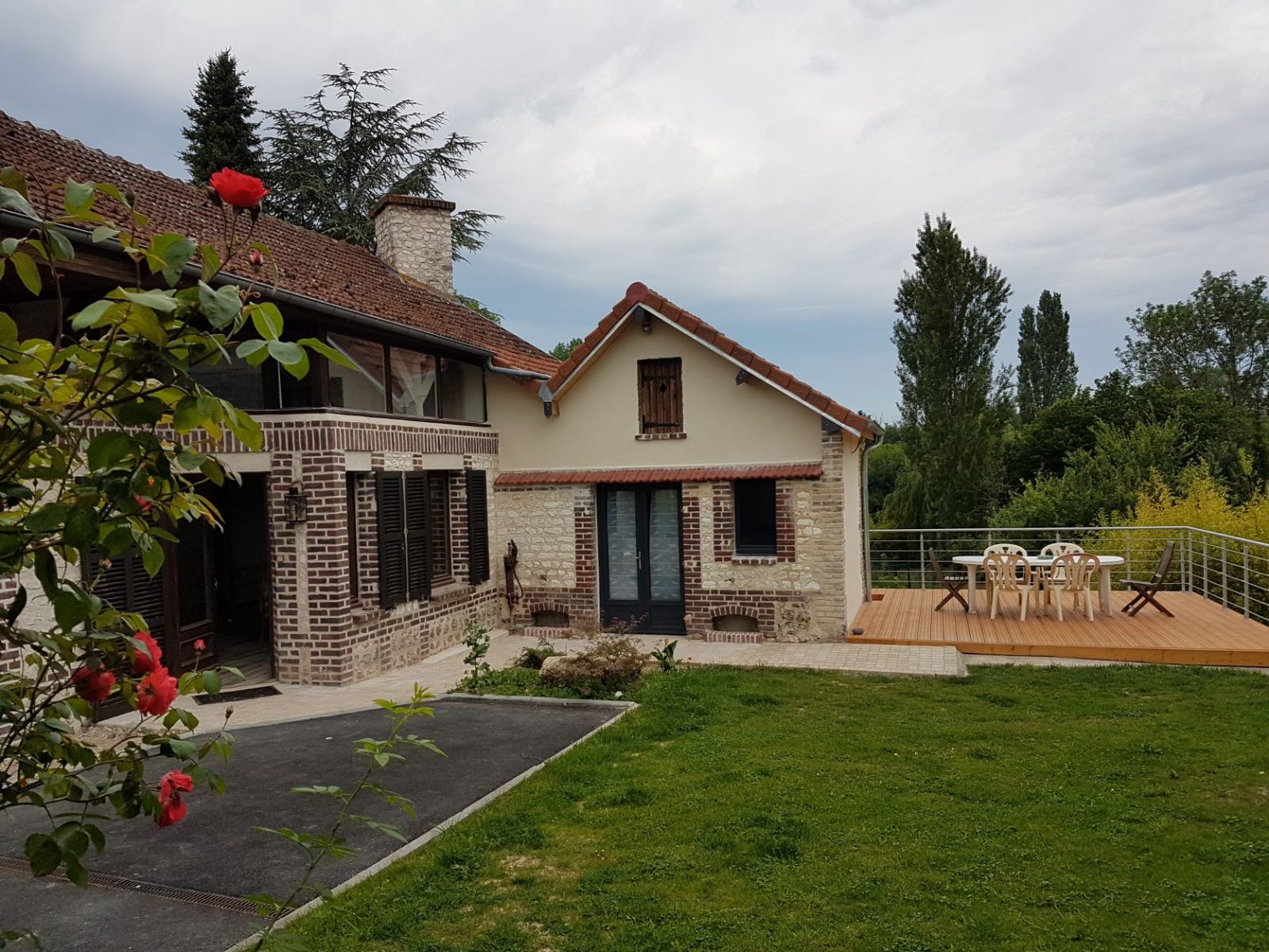 Gîte Fl'eure de Seine, façade et terrasse au bord de la Seine